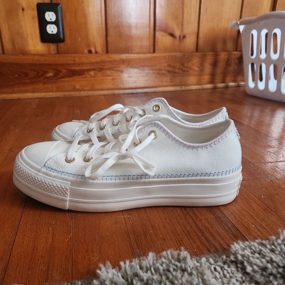 Converse Trainers- Chuck Taylor all-star lift.
